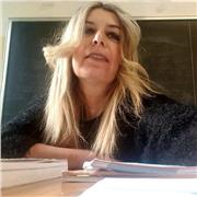 Laureata in lettere moderne impartisce lezioni a bambini della scuola primaria e ragazzi della scuola media